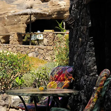 公寓 Castillo Lanzarote Bentley - Luxury -sleep In A Volcanic Cave 蒂亚斯
